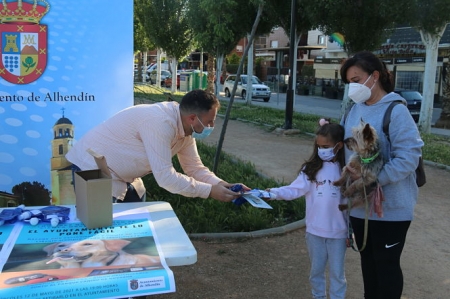 Imagen de entrega de un kits (AYTO. ALHENDÍN)