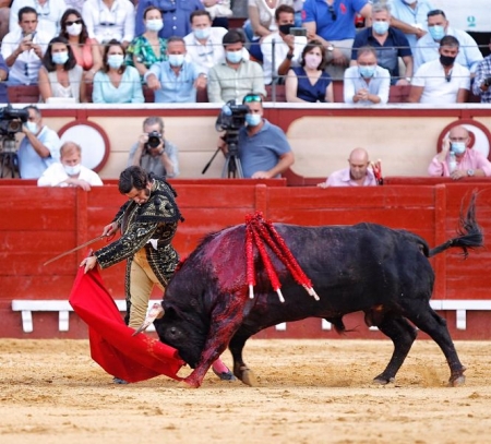 Pase de pecho de Morante de la Puebla (JOAQUÍN ARJONA / EUROPA PRESS) 