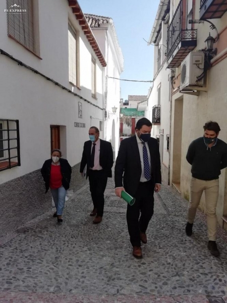 El director general de Administración Local de la Junta, Joaquín López-Sidro, y el delegado territorial de Regeneración, Justicia y Administración Local, Enrique Barchino, durante una visita a Huétor Santillán (JUNTA)