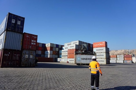 Empresas de Almería, Granada y Jaén de distintos sectores productivos utilizan el muelle de contenedores del Puerto de Almería, en la imagen en foto de archivo (APA)