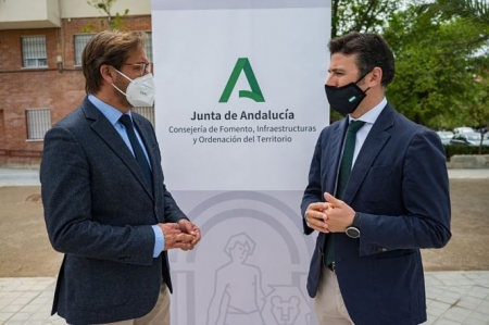 El Delegado de Fomento, Antonio Granados junto al director gerente del Consorcio de Transportes, Jorge Saavedra (JUNTA)