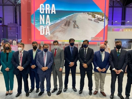 Autoridades en el stand de Granada en Fitur (AYTO. GRANADA)