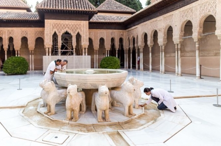 Científicos en el Patio de los Leones (UGR)