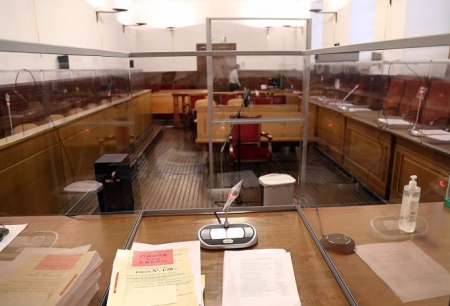 Imagen de archivo de la sala de la Audiencia de Granada con medidas de seguridad por la COVID-19 (POOL) 