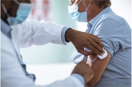 Un sanitario inyecta una vacuna (STOCK) 