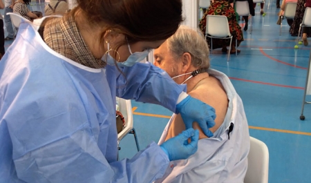 Una sanitario inyecta una vacuna (JUNTA DE ANDALUCÍA) 