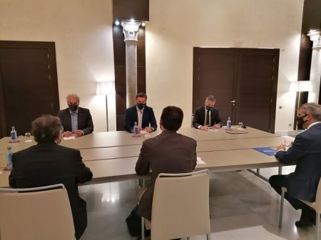 El alcalde de Granada, Luis Salvador, en el centro en la imagen, en la reunión con el PP en el ecuador del mandato municipal (CS) 