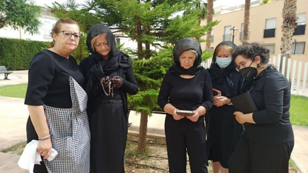 Algunas de las mujeres de Otura que mañana representarán `La casa de Bernarda Alba`, durante un ensayo (AYTO. OTURA) 