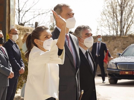 Los Reyes Letizia y Felipe VI saludan a su llegada a la Casa natal de Goya, en imagen de archivo (EUROPA PRESS REPORTAJES) 