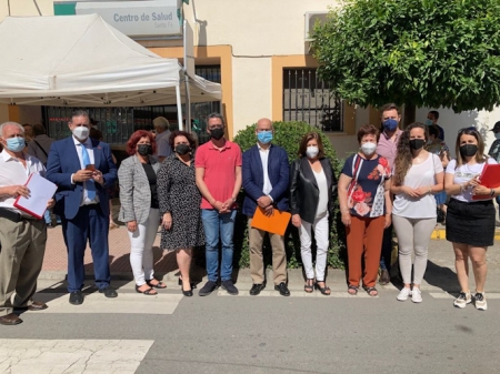 Imagen de la visita al Centro de Salud de Santa Fe (PSOE)