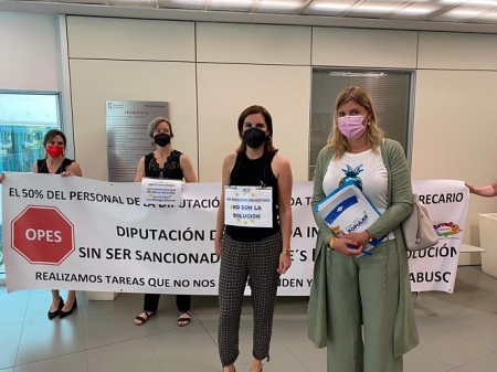 La portavoz del grupo popular en la Diputación de Granada, Inmaculada Hernández, se reúne con trabajadores temporales de la Diputación de Granada (PP) 