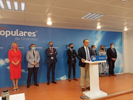 El presidente provincial del PP de Granada, Francisco Rodríguez, anuncia la salida del gobierno local de Granada de los concejales del PP (EUROPA PRESS)
