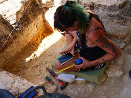 La investigadora Stefanía-Titton en el yacimiento de Barranco León (UGR)