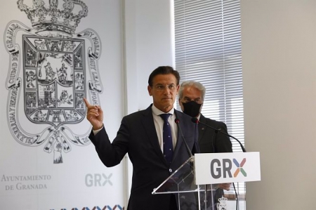El alcalde de Granada, Luis Salvador, comparece ante los medios para abordar asuntos de actualidadad (ÁLEX CÁMARA / EUROPA PRESS)