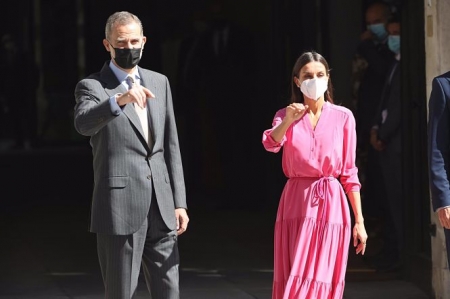 Los Reyes Felipe y Letizia posan a su llegada a la inauguración de la exposición Berlanguiano, Luis García Berlanga (1921-2021), (RAÚL TERREL - EUROPA PRESS) 