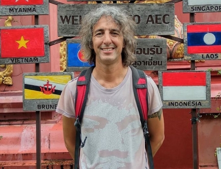 Mario Montoro en el Triángulo de Oro de Thailandia durante uno de sus viajes, que le han servido de inspiración para su nueva novela