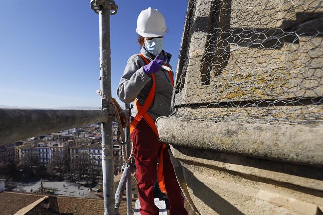 Operarios interviniendo y reparando los pináculos y zonas afectadas de la Catedral de Granada (ÁLEX CÁMARA / EUROPA PRESS) Operarios interviniendo y reparando los pináculos y zonas afectadas de la Catedral de Granada (ÁLEX CÁMARA / EUROPA PRESS)
