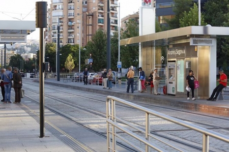  Imagen de archivo de una parada del metro de Granada. (ÁLEX CÁMARA/EUROPA PRESS)