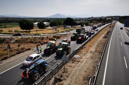 Tractorada por el arreglo del camino de servicio de la A-92 con Moraleda (UPA)