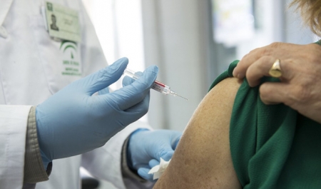 Un sanitario inocula una dosis de la vacuna contra el Covid-19 (JUNTA DE ANDALUCÍA) 