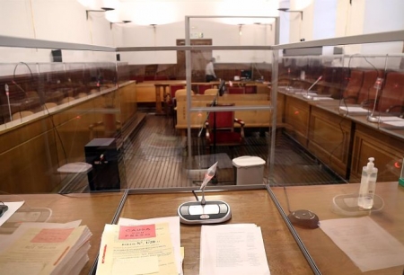 Imagen de archivo de una sala de la Audiencia de Granada con medidas de seguridad por la COVID-19 (POOL)