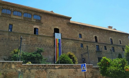 Bandera Arco iris en la fachada del Hospital Real (UGR)