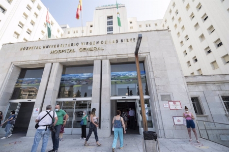 Entrada al Hospital Virgen de las Nieves (JUNTA DE ANDALUCÍA) 