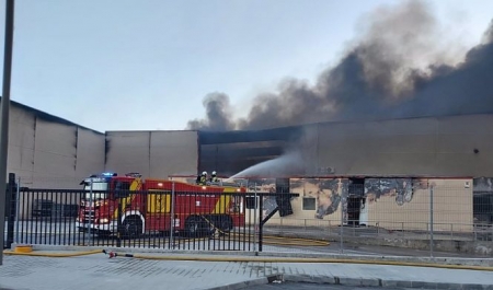 Efectivos de Bomberos interviniendo el miércoles en el incendio de Otura (JUNTA DE ANDALUCÍA)