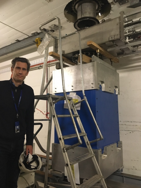 Javier Praena durante las pruebas realizadas al imán (0.3 Tesla) utilizado en la línea vertical y situado a 10 metros sobre el blanco (UGR)