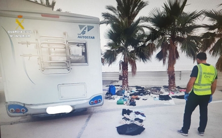 Un agente de la Guardia CIvil junto a la autocaravana (GUARDIA CIL)