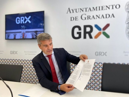 El portavoz del PP en el Ayuntamiento de Granada, César Díaz, muestra la carta remitida a la dirección nacional, regional y provincial de Cs pidiendo el apoyo a la investidura del candidato popular (PP) 