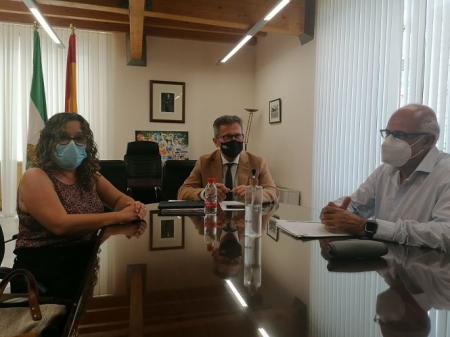 Imagen de la visita al colegio `Enrique Tierno Galván` (JUNTA)