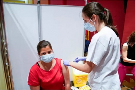 Una mujer recibe la primera dosis de la vacuna de Pfizer-BioNTech contra el Covid-19 (A. PÉREZ MECA / EUROPA PRESS)