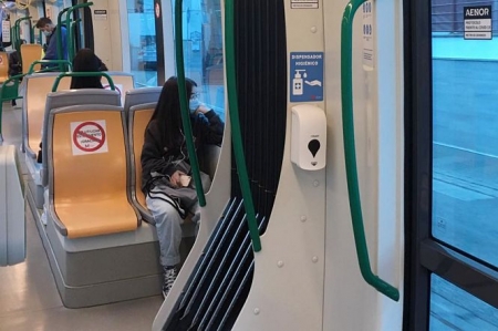 Viajeros en el metro de Granada (JUNTA)