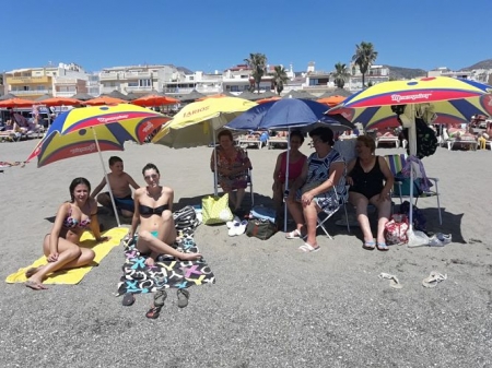 Vecinos de Monachil en un viaje anterior a la playa organizado por el Ayuntamiento (AYTO. MONACHIL) 