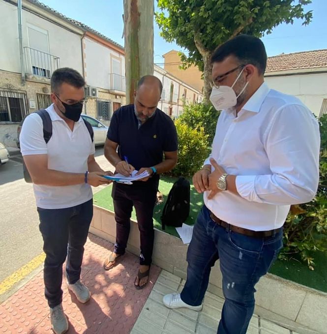 El alcalde y el concejal de Urbanismo visitan la Plaza del Consultorio de Belicena (AYTO. VEGAS DEL GENIL) El alcalde y el concejal de Urbanismo visitan la Plaza del Consultorio de Belicena (AYTO. VEGAS DEL GENIL)