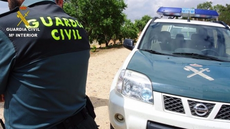 Agente de la Guardia Civil junto a su vehículo (GUARDIA CIVIL) 