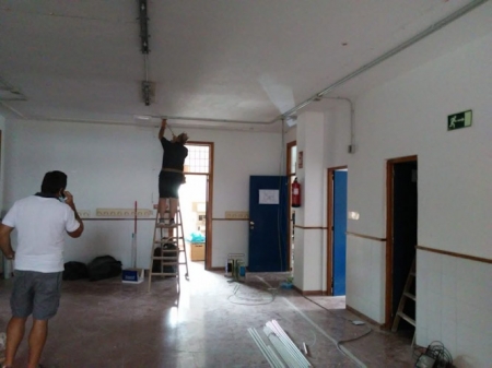 los operarios municipales trabajan en uno de los colegios de Huétor Tájar (AYTO. HUÉTOR TAJAR)