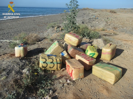 Los fardos de hachís en la playa (GUARDIA CIVIL)