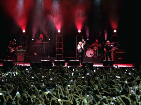 La artista británica Bonnie Tyler durante un concierto (J. HURTADO)