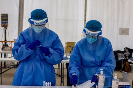 Dos sanitarias realizan pruebas Covid (RICARDO RUBIO - EUROPA PRESS) 