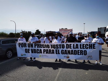 Cabecera de una protesta por unos precios justos para los productores de leche (COAG) 