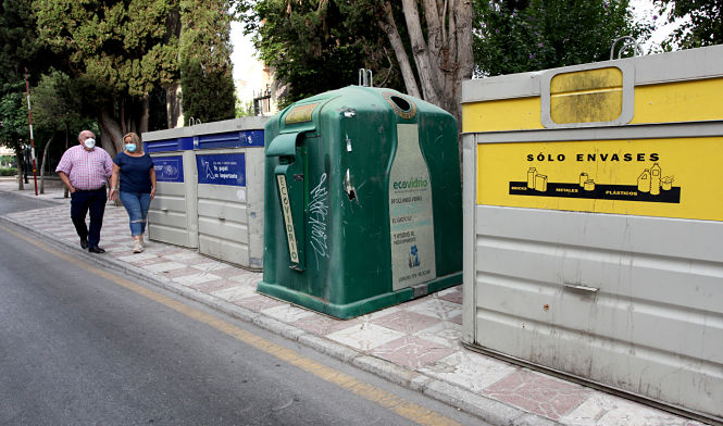 La alcaldesa y el concejal de Medio Ambiente de La Zubia comprueban el estado de varios contenedores de reciclaje (AYTO. LA ZUBIA) La alcaldesa y el concejal de Medio Ambiente de La Zubia comprueban el estado de varios contenedores de reciclaje (AYTO. LA ZUBIA)