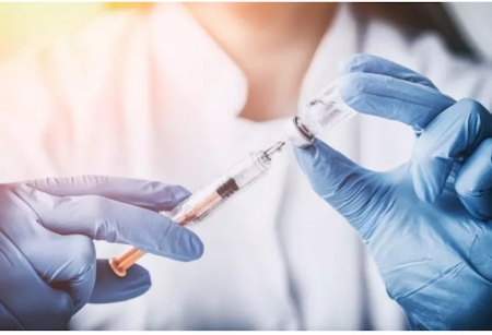 Una sanitaria prepara una dosis de la vacuna (GETTY IMAGES/ISTOCKPHOTO / SCYTHER5)
