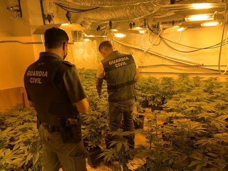 Agentes de la Guardia Civil en la plantación desarticulada (GUARDIA CIVIL)