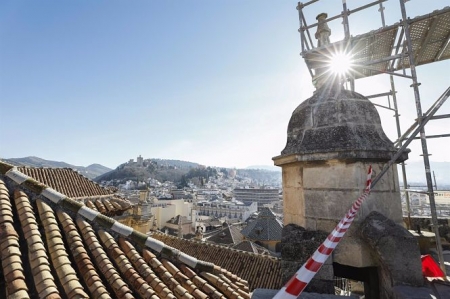 Operarios interviniendo y reparando los pináculos y zonas afectadas de la Catedral de Granada, a mediados del pasado febrero (ÁLEX CÁMARA - EUROPA PRESS) 