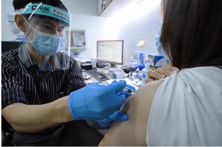 Un doctor inocula la vacuna china Sinovac contra el coronavirus (THEN CHIH WEY / XINHUA NEWS / CONTACTOPHOTO) 