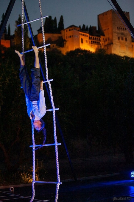 Actuación de Sofía Acosta con la Alhambra de fondo (CAU) 