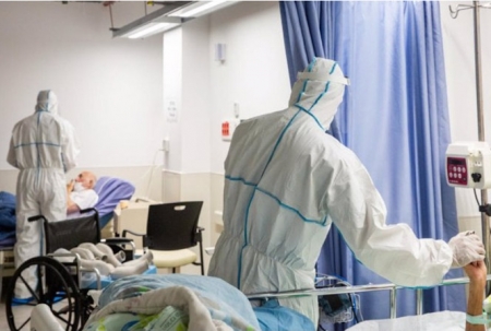 Trabajadores sanitarios con pacientes de COVID-19 (SHALEV SHALOM/TPS) 