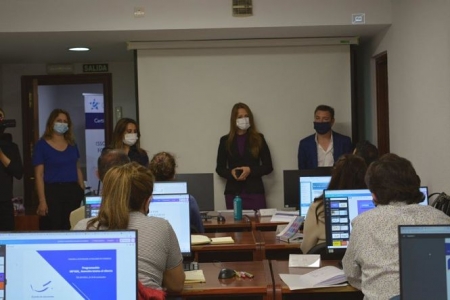 La delegada de Empleo, Virginia Fernández, durante la visita a un curso de FP (JUNTA) 